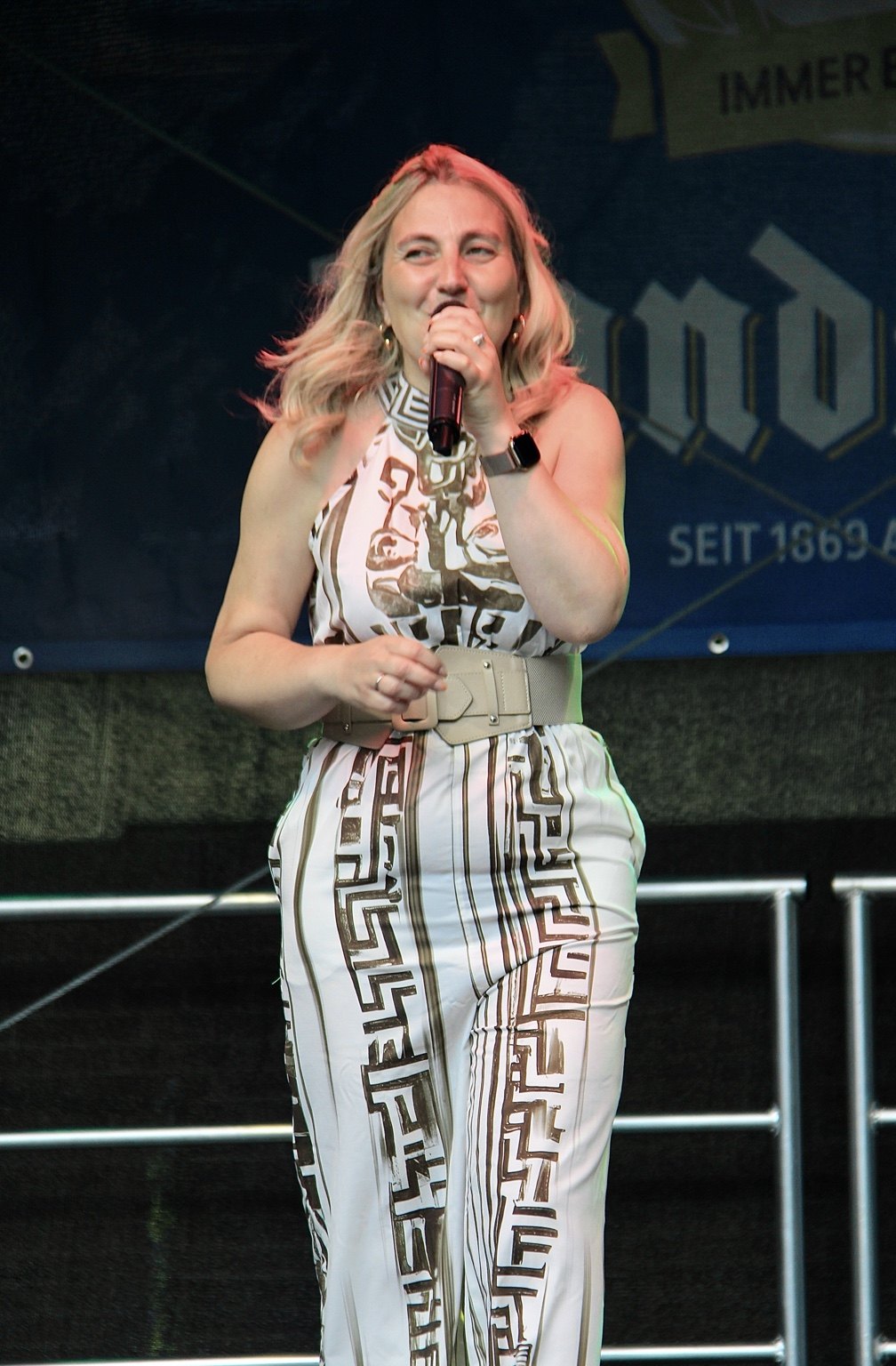 Antje von Duo Atemlos auf der Bühne