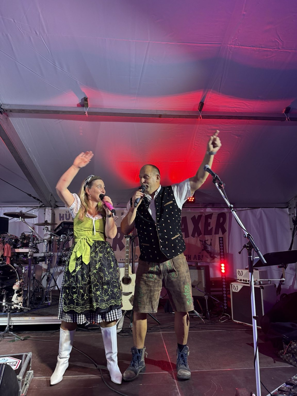 Duo Atemlos live in Dirndl und Lederhose