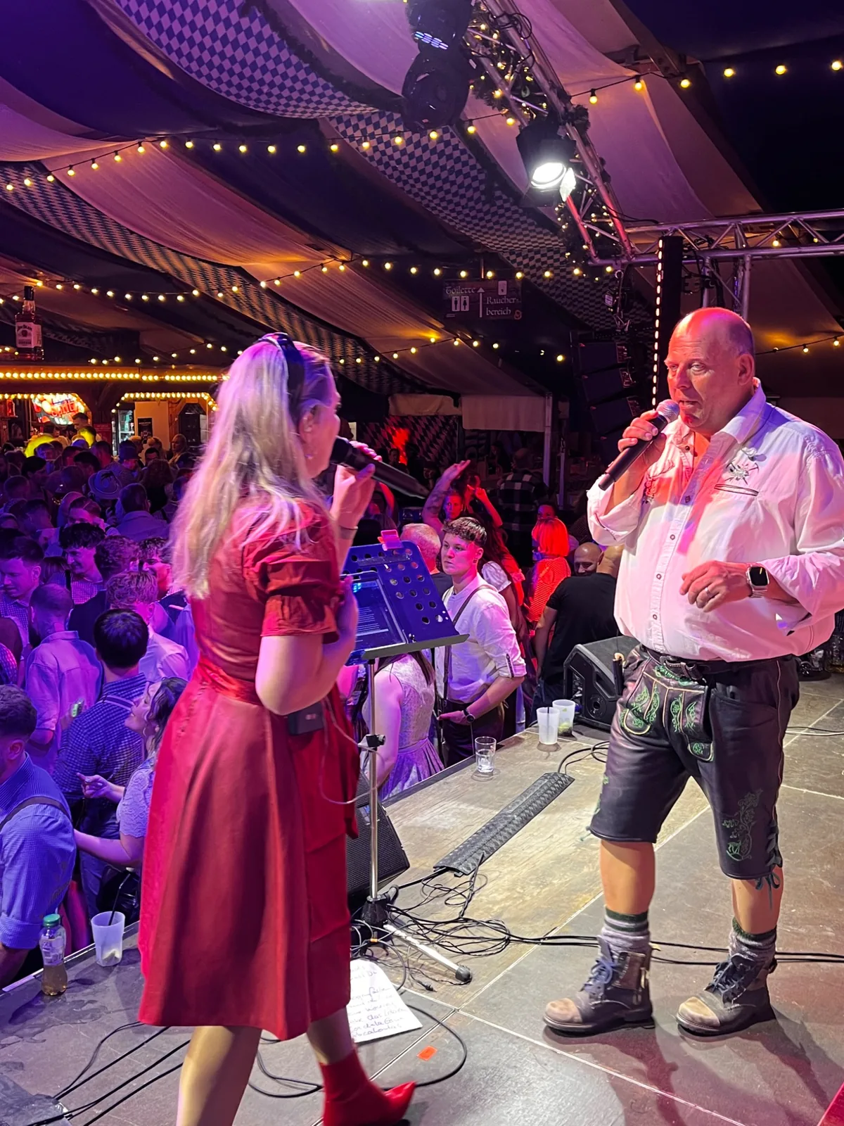 Duo Atemlos vor einem gut gefüllten Oktoberfest-Festzelt