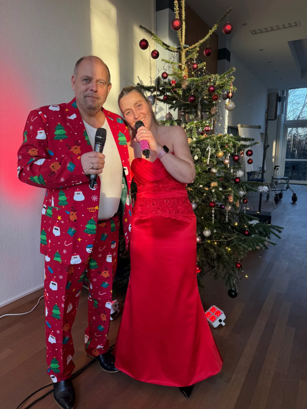 Duo Atemlos bei einer Weihnachtsveranstaltung vor dem Weihnachtsbaum
